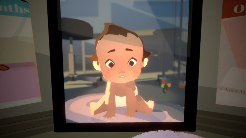 Veldig søt baby ser seg i speilet