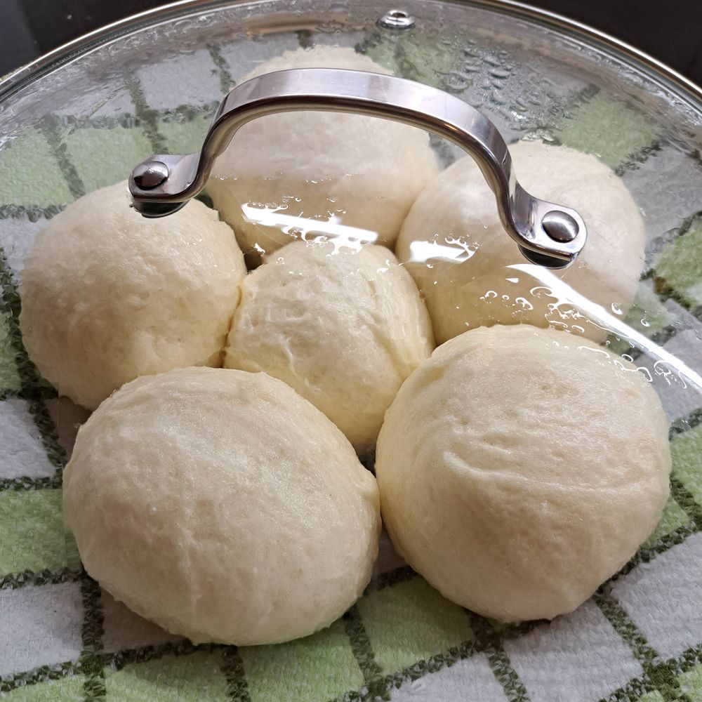Hefeklöße im Topf während des Dämpfens