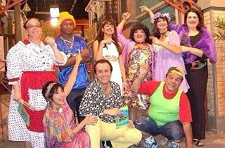Imagens do programa Vila Maluca, da Rede TV, com personagens caracterizados como crianças, uma cópia do Chaves.