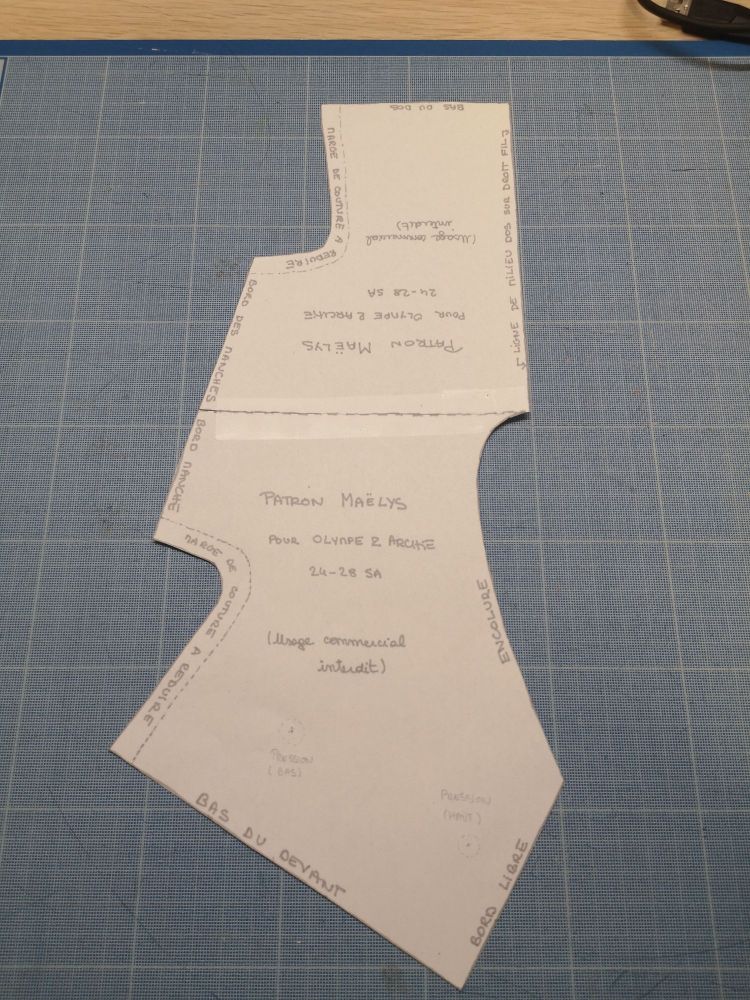 Patron de haut de pyjama caché-cœur Maëlys, sorti cette semaine par Olympe & Archie, imprimé et assemblé, prêt à être reporté. 