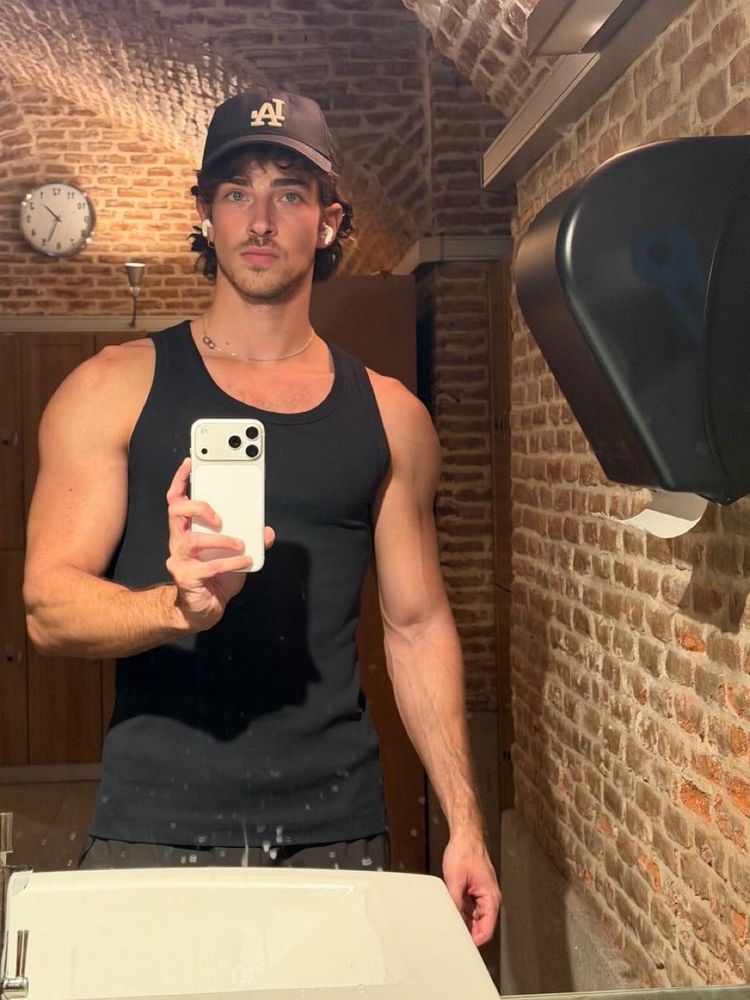 Manu Ríos loves us all and generously shared a lovely bathroom selfie featuring arms that I need to know much much better. 💪🏽😍