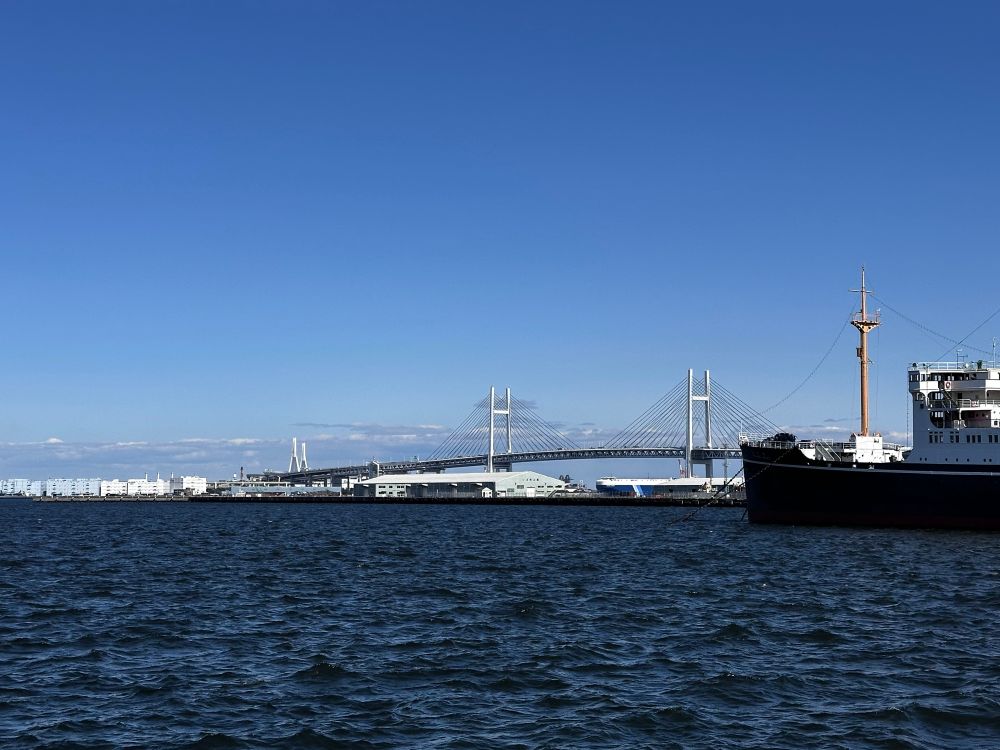 山下公園（横浜）から望むペイブリッジ。春らしい霞んだ青空。