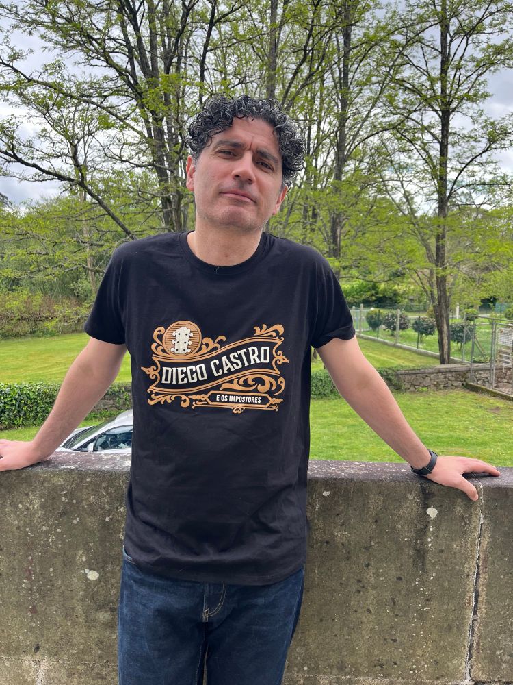 Foto miña cunha camiseta co logo do meu grupo, Diego Castro e os Impostores; que é básicamente o meu nome cum deseño vintage