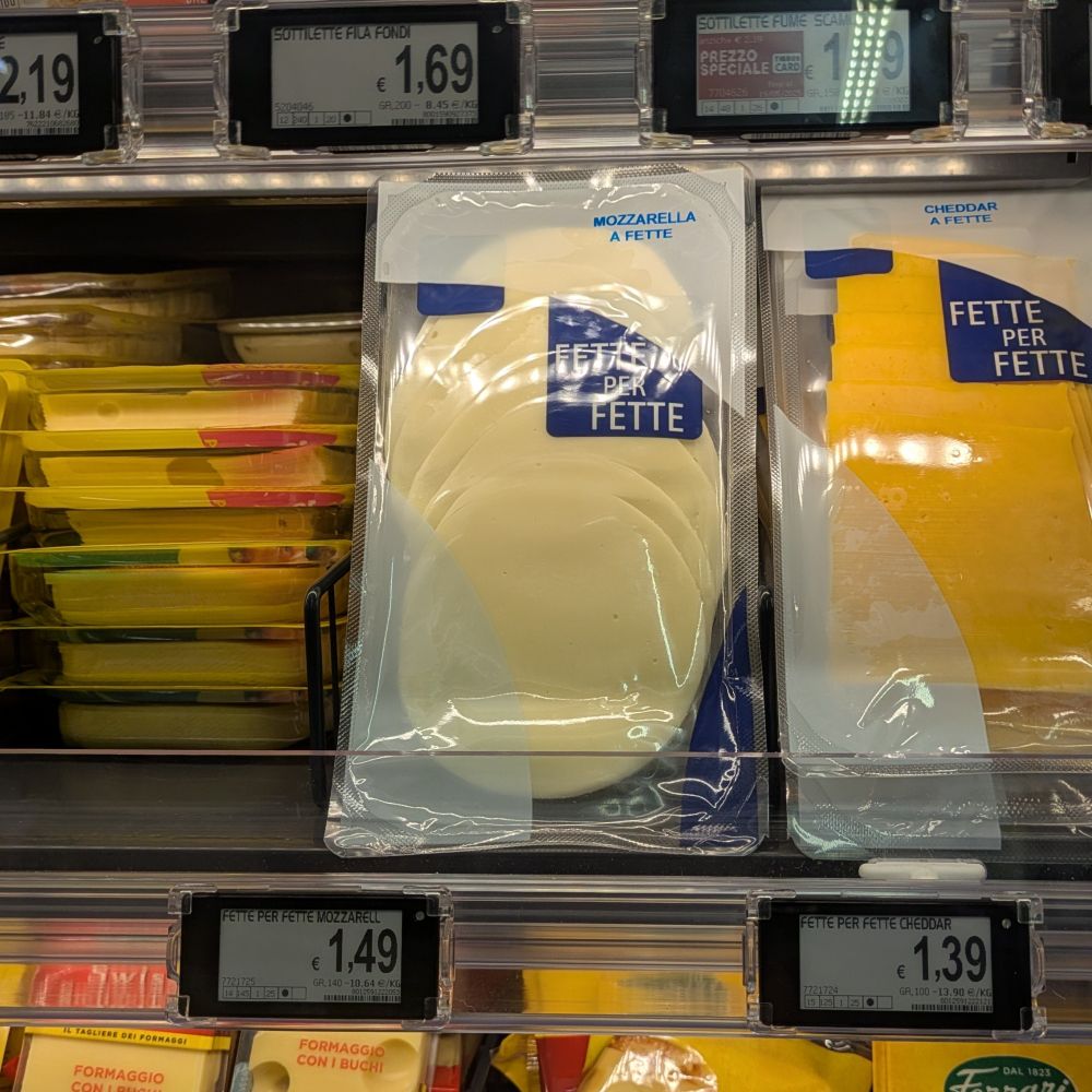 Mozzarella a fette al supermercato Tigros
