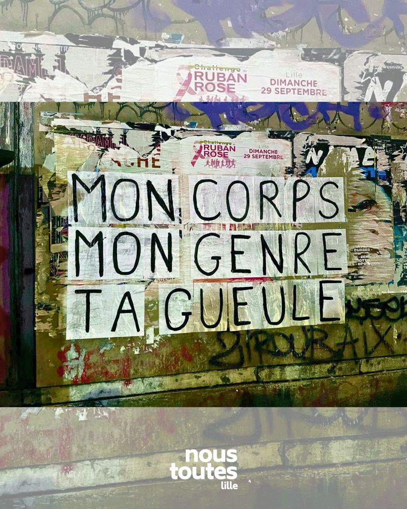 Collage sur un mur plein d’affiches de tags : « MON CORPS MON GENRE TA GUEULE »
