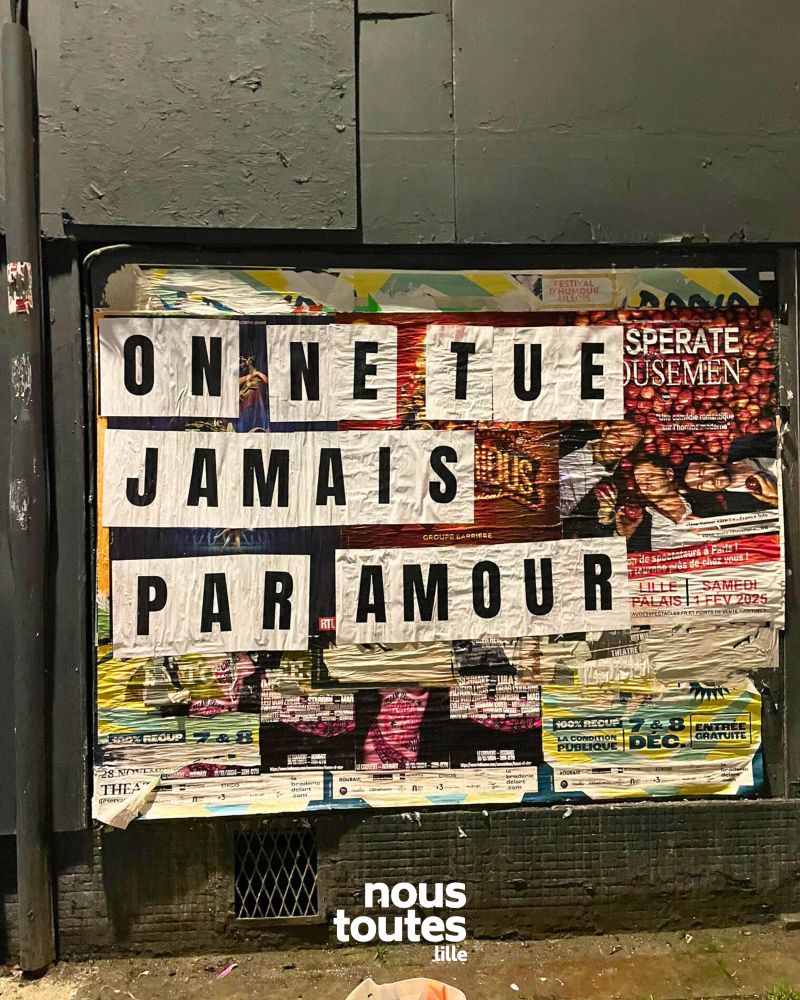 Collage sur un panneau de la ville : « ON NE TUE JAMAIS PAR AMOUR »