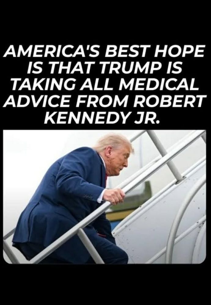 Foto von Trump, wie er die Gangway hoch stolpert. Dazu der Satz: American hofft inständig, dass Trump den medizinischen Rat von Robert Kennedy jr. annimmt.