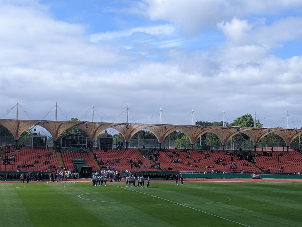 Blick vom Gästeblock auf die trichterförmig überdachte Haupttribüne