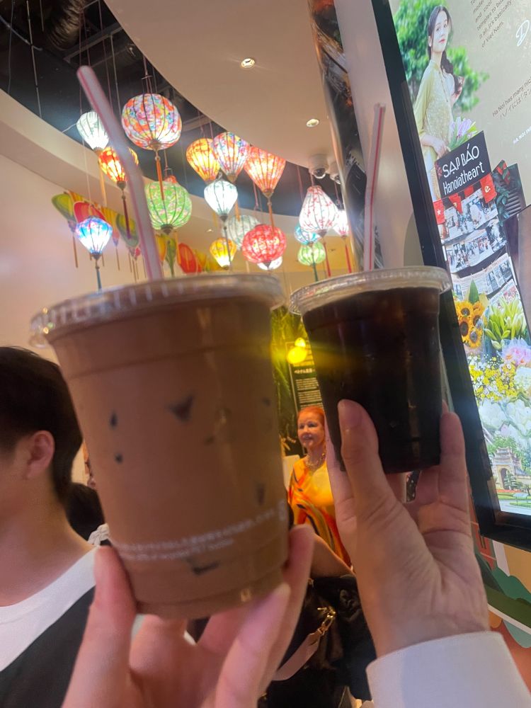 ベトナムコーヒー🇻🇳
とにかく濃い。甘みも苦みも濃い。
3倍くらいに薄めて飲みたい