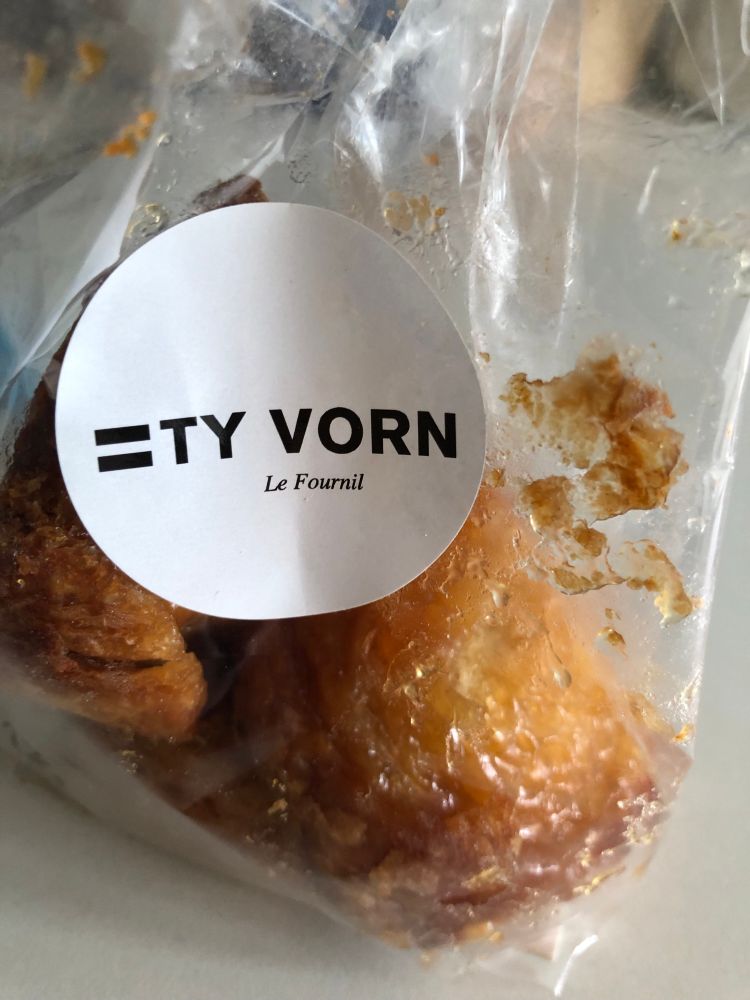 Un sachet de mini kouign aman étiquetés « Ty vorn »