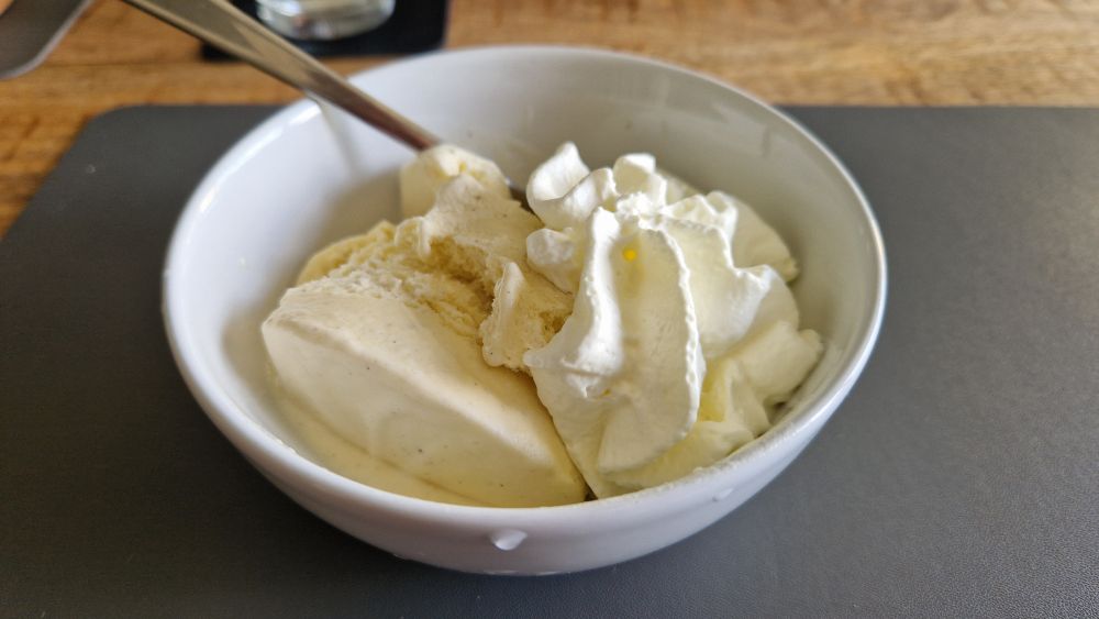 Heerlijke bak ijs met slagroom