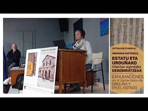Los antropólogos forenses Paco Etxeberria y Lourdes Herrasti en el Museo de Orduña