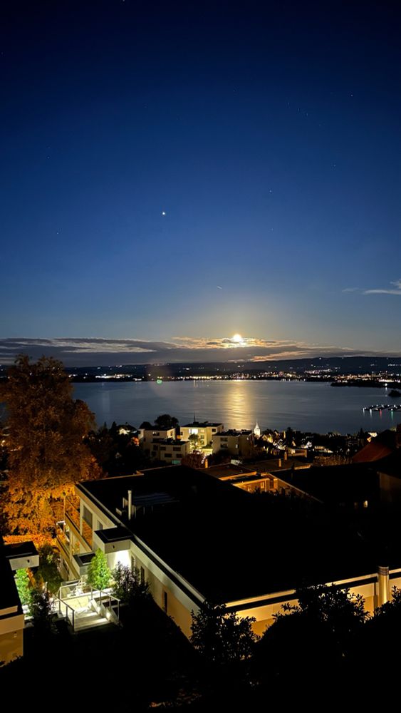 Vollmond-Stimmung über dem Zugersee am 28.10.2023 um 6.55 Uhr – fotografiert mit einem iPhone 14 Pro