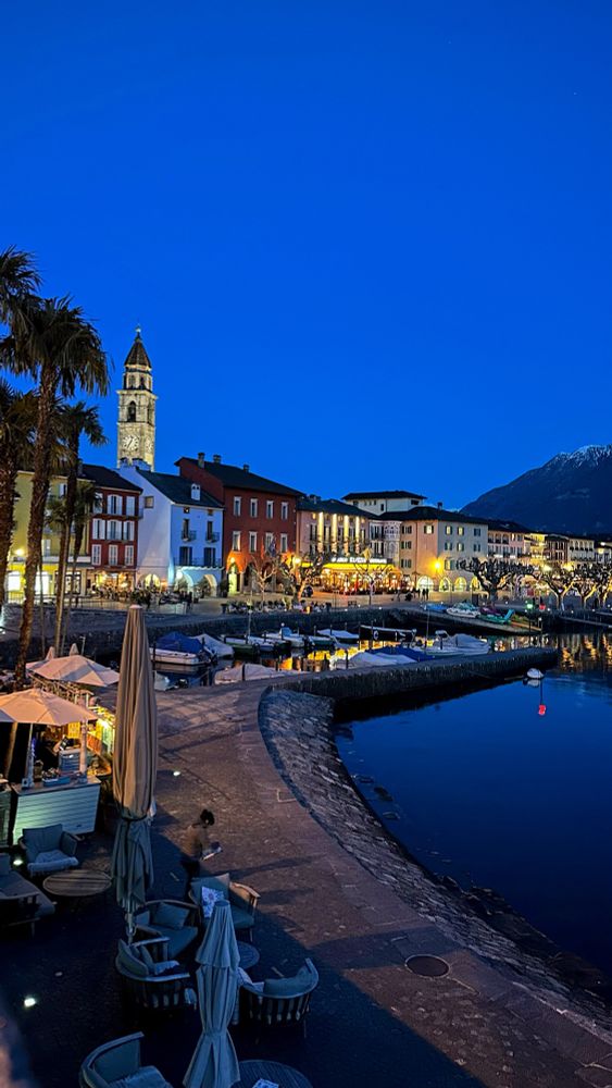 Im März wird es früh dunkel, was den Charme von 📍Ascona 🇨🇭 allerdings nicht schmälert 😍