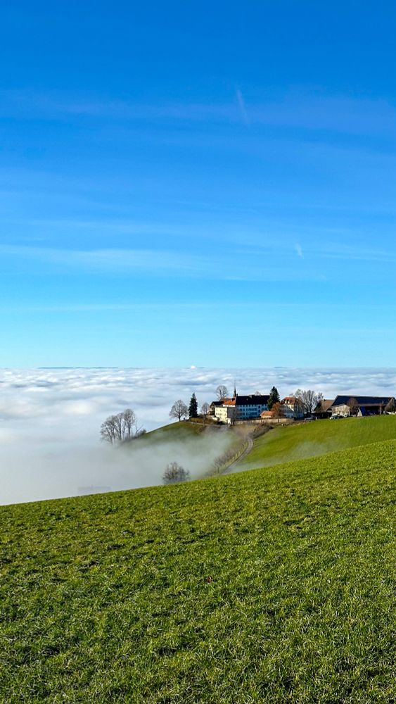 Blick auf das 1851 gegründete Kapuzinerinnenkloster Maria Hilf über dem Hochnebel auf dem Gubel, einer Anhöhe in der Gemeinde Menzingen im Kanton Zug 🇨🇭