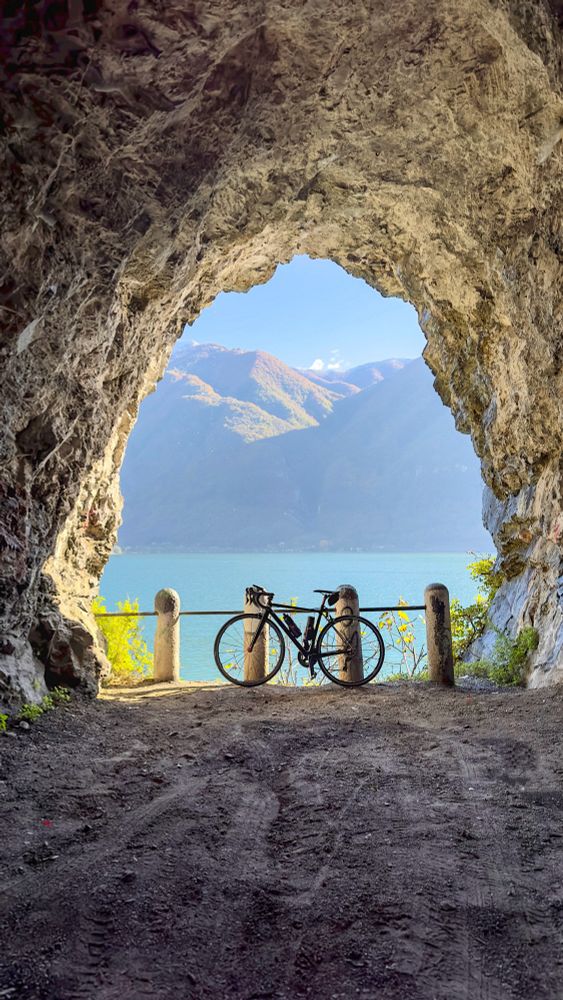 Mein Erlkönig-Rennrad in einer Galerie der alten Haupstrasse zwischen 📍Gandria🇨🇭 und📍Porlezza 🇮🇹