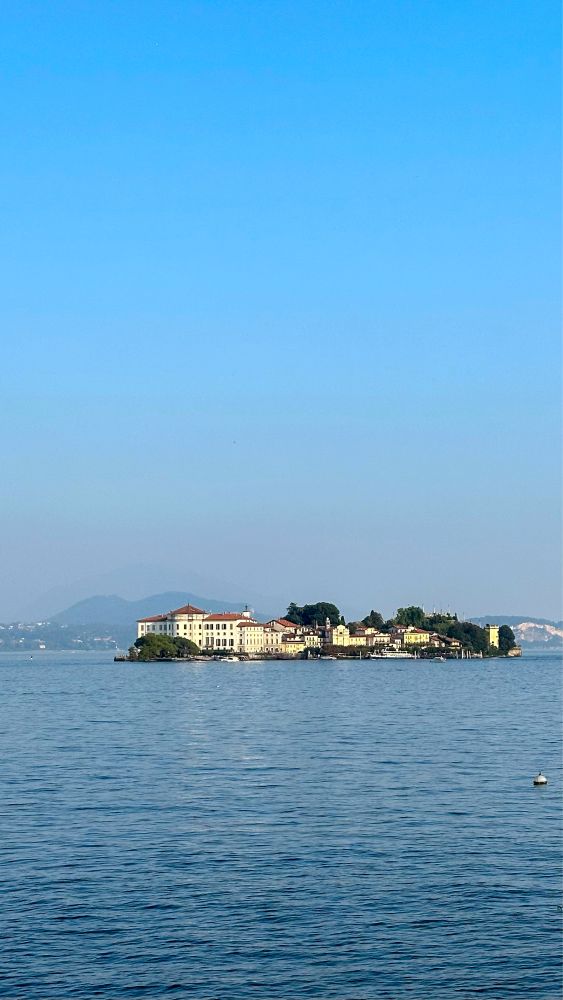 Blick auf die Isola Bella mit dem herrlichen Palazzo Borromeo. Die Insel ist Teil der Borromäischen Inselgruppe im Lago Maggiore 🤩