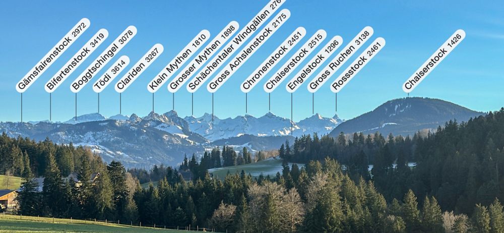 Herrliches Bergpanorama, gesehen vom Gubel, einer Anhöhe in der Gemeinde Menzingen im Kanton Zug 🇨🇭