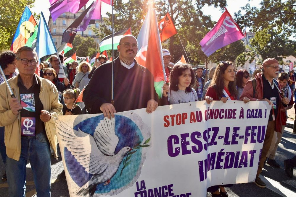 Banderole de La France Insoumise « Cessez le feu immédiat ! »