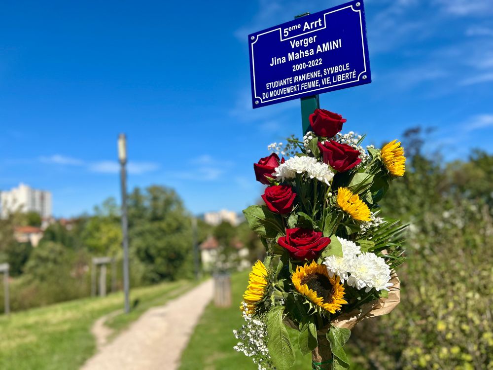 Plaque en hommage à Jina Mahsa Amini. Étudiante Iranienne, symbole du mouvement femme, vie, liberté.