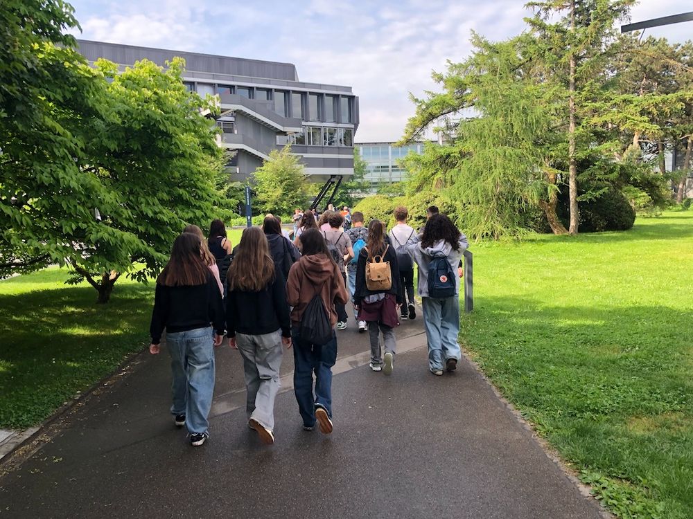 Schulklasse auf Campus Hönggerberg