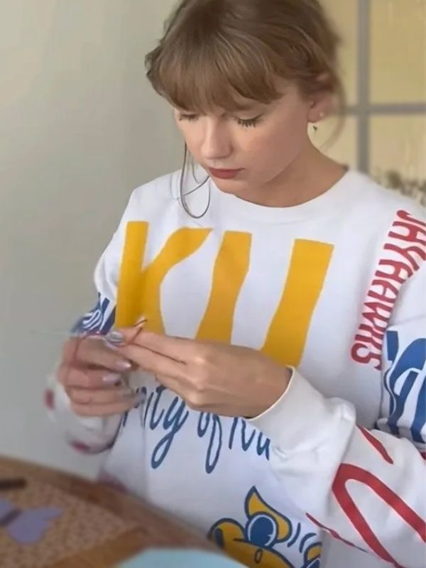 Taylor Swift in a KU sweatshirt