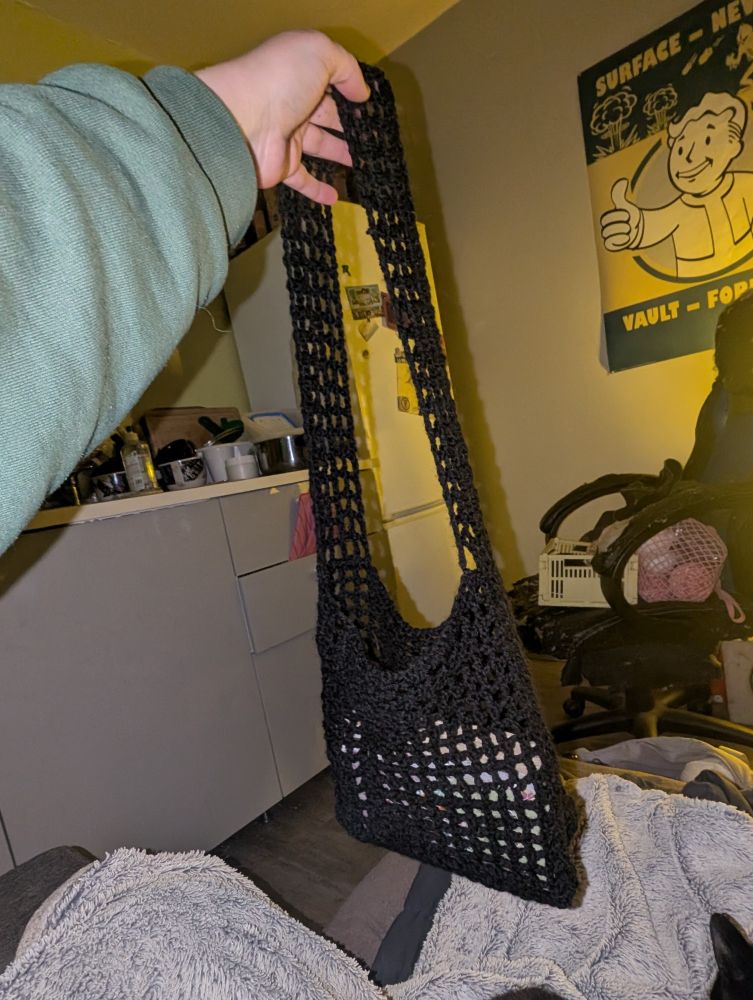 sac en crochet noir en maille (type "filet" ?) 