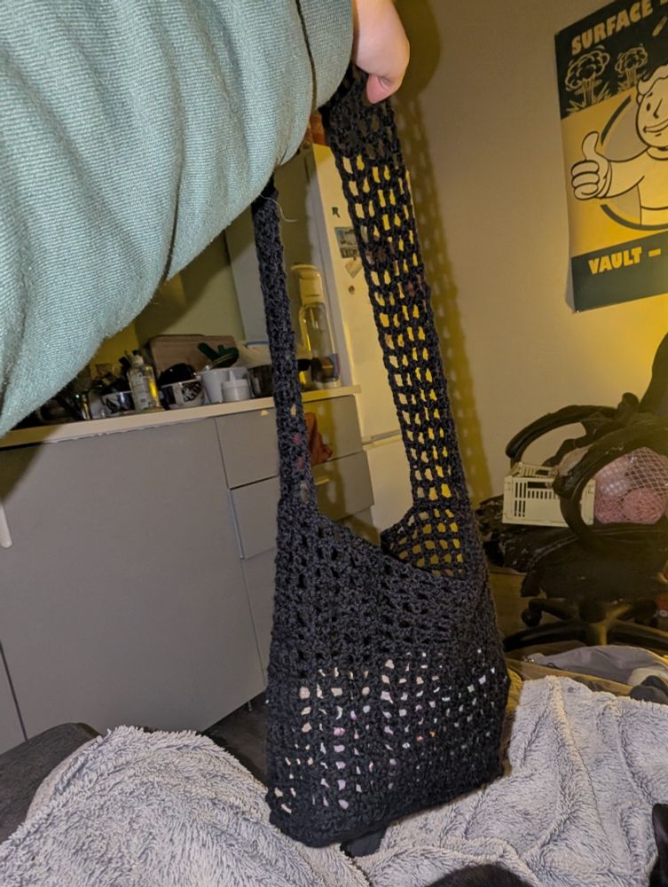 sac en crochet noir en maille (type "filet" ?) 