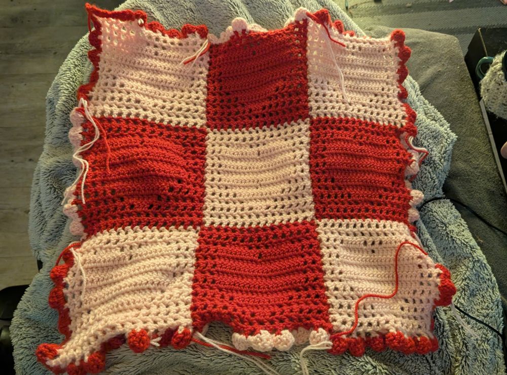 une tapisserie rouge et rose en crochet avec des coeurs