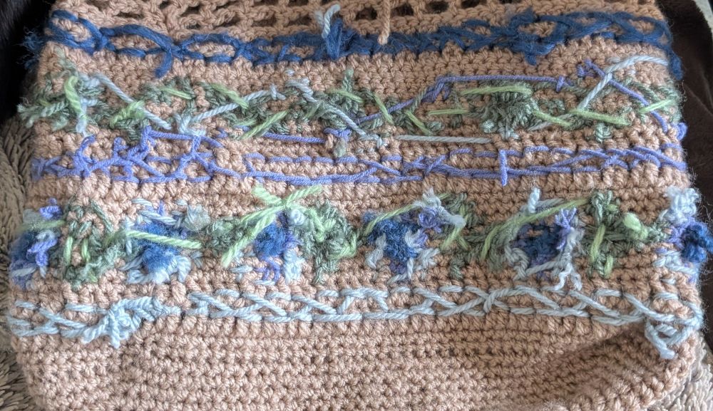 photo de l'envers de la broderie avec plein de fils dans tous les sens 