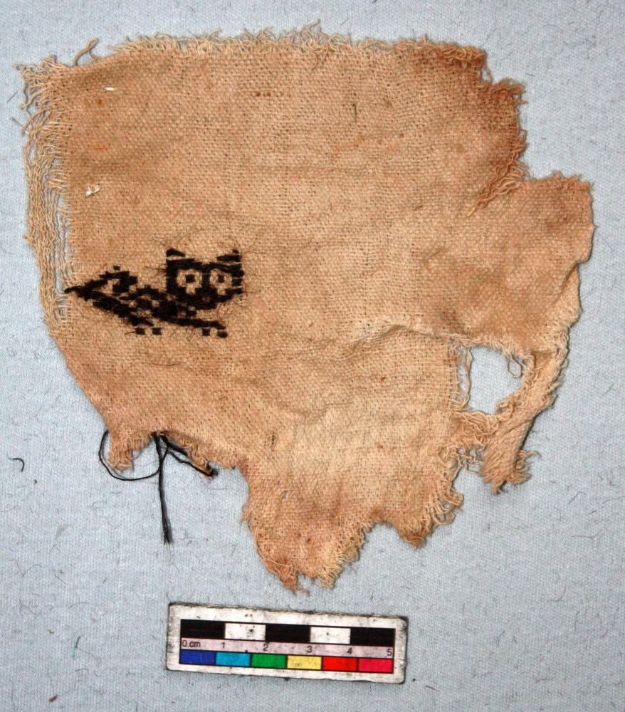 Trozo de tela bastante deshecha pero el bordado del gatito ha sobrevivido milagrosamente. Fotos y datos: https://www.britishmuseum.org/collection/object/E_Am-7498