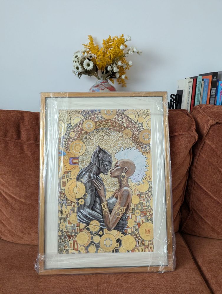 Una ilustración original de David Mack enmarcada. Es una reinterpretación de El beso de Klimt, pero con Pantera Negra y Tormenta.