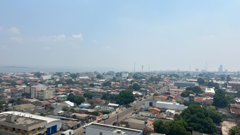 Queimadas:  Fumaça encobre céu de Santarém nesta sexta-feira (18)Poluição recorrente nesta época do ano devido à estiagem e ao desmatamento.