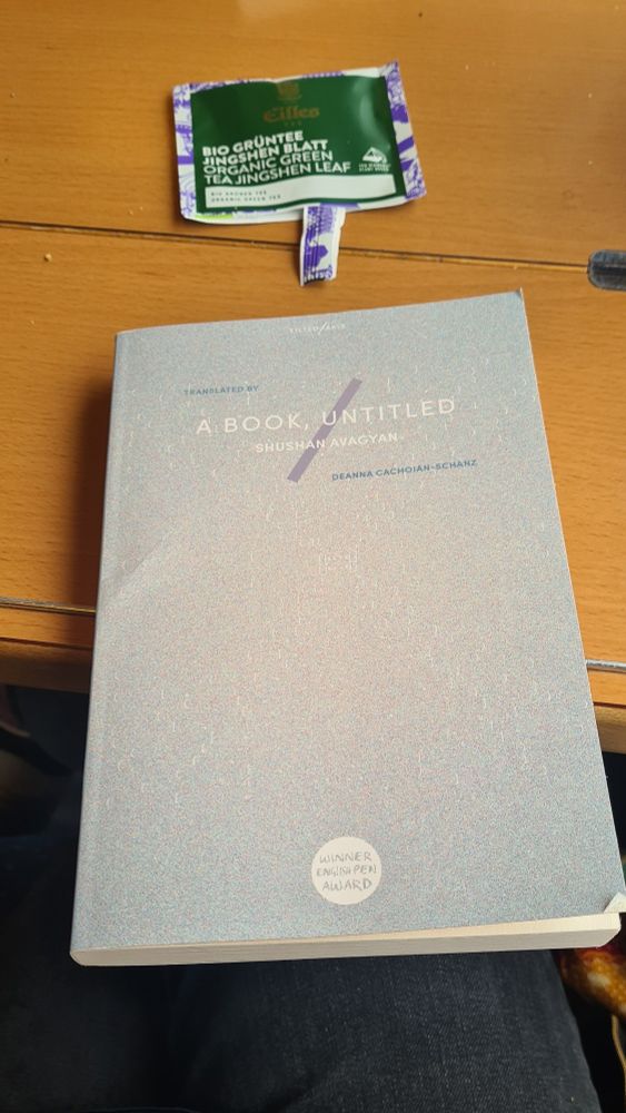 Foto vom Buch:
Shushan Avagyan: "A Book, Untitled"
translated by Deanna Cachoian-Schanz
Tilted Axis Press