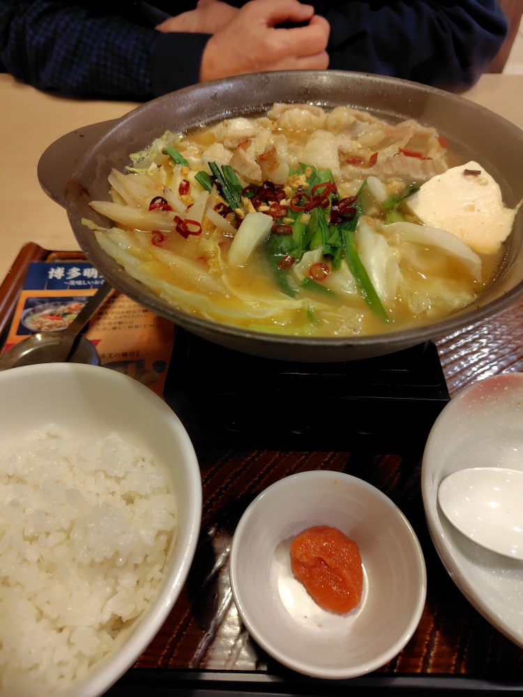 ガストのモツ鍋。野菜とモツが煮込まれている小鍋、明太子、ご飯。