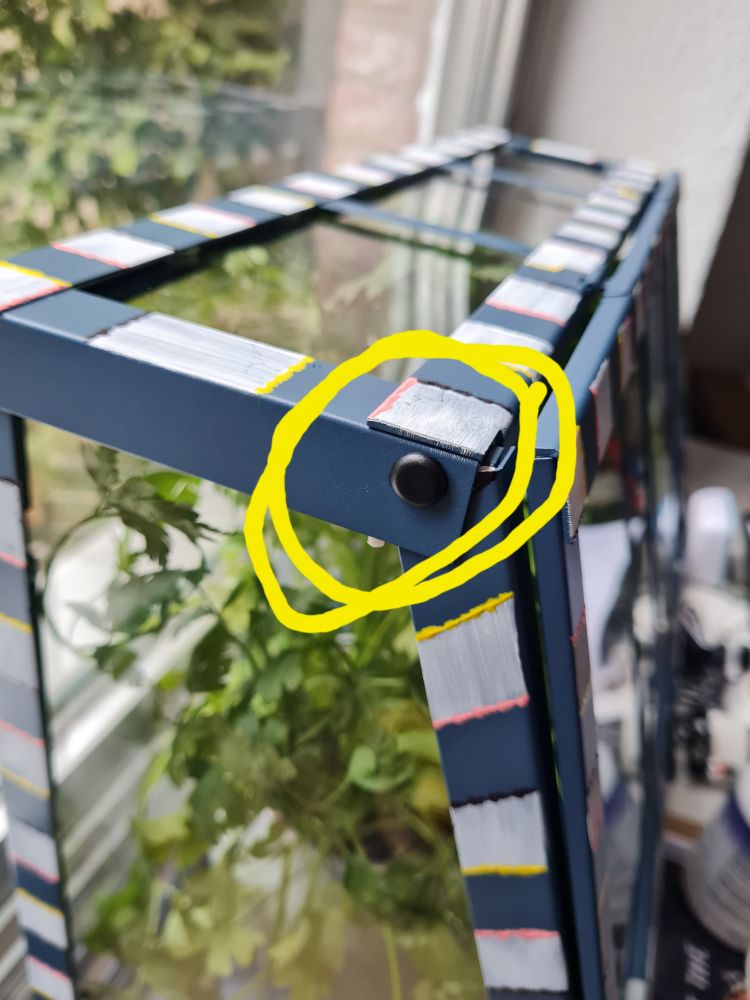 Das Foto zeigt ein kleines Gewächshaus für die Fensterbank. Ein Plastikpropfen, der die einzelnen Teile zusammenhält, wurde markiert.