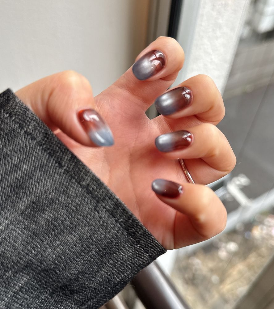 青と赤茶のグラデーションのネイル