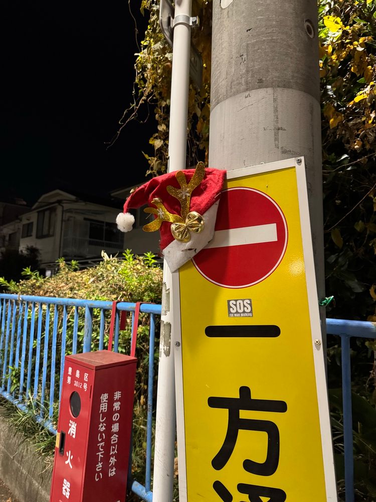 サンタ帽が引っかかっている看板