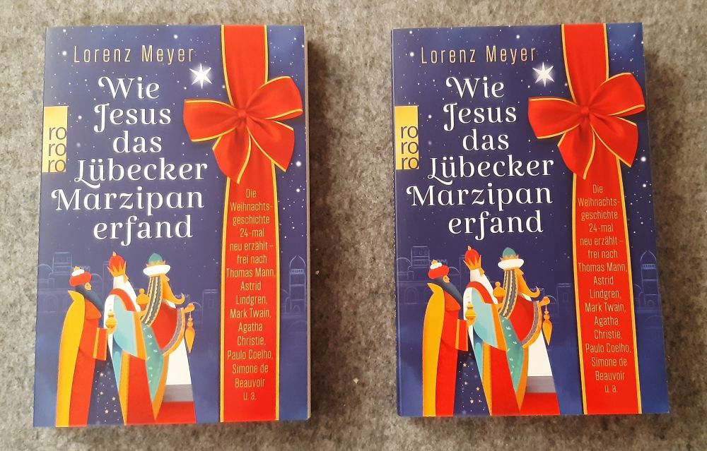 Zwei Examplare des Buches "Wie Jesus das Lübecker Marzipan erfand" von Lorenz Meyer.