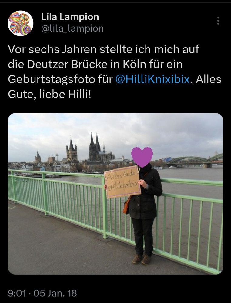 Screenshot eines Tweets vom 5. Januar 2018 mit einem Foto. Text: Vor sechs Jahren stellte ich mich auf die Deutzer Brücke in Köln für ein Geburtstagsfoto für @Hilliknixibix. Alles Gute, liebe Hilli!
Auf dem Foto sieht man mich mit einem  Pappschild mit Aufdruck "Alles Gute, @Hilliknixibix" auf einer Brücke über den Rhein. Im Hintergrund sieht man u.a. den Kölner Dom.