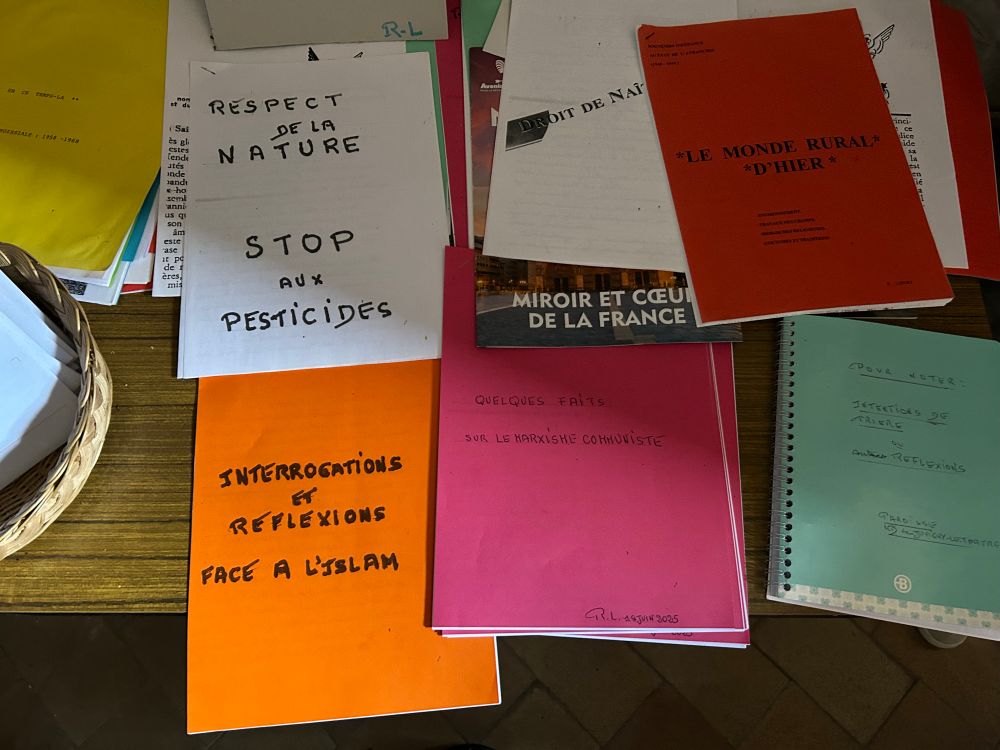 Prospectus posés sur une table
“Respect de la nature, stop aux pesticides”, “interrogations et réflexions face à l’islam”, “le monde rural d’hier”, “quelques faits sur le marxisme communiste”