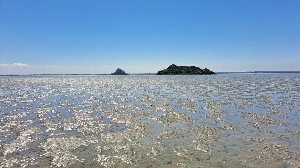 Le mont St Michel au loin, l’île de Tombelaine devant, et des kilomètres de sable mouillé 
