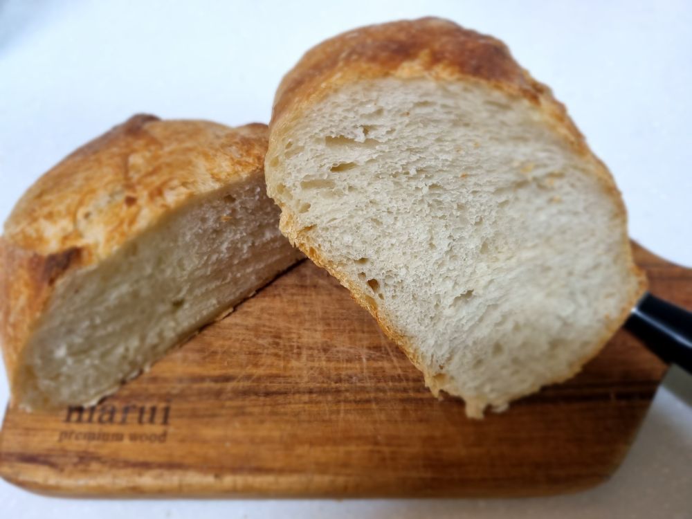 도마 위에 반으로 자른 빵.