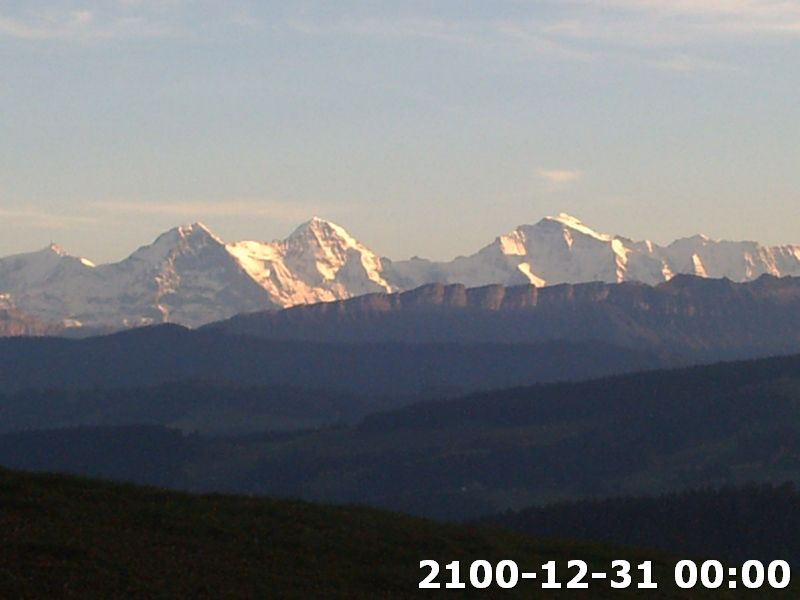 Eiger Mönch und Jungfrau im Hintergrund, davor die sieben Hengste, im Vordrgrund Emmentaler Hügellandschaft