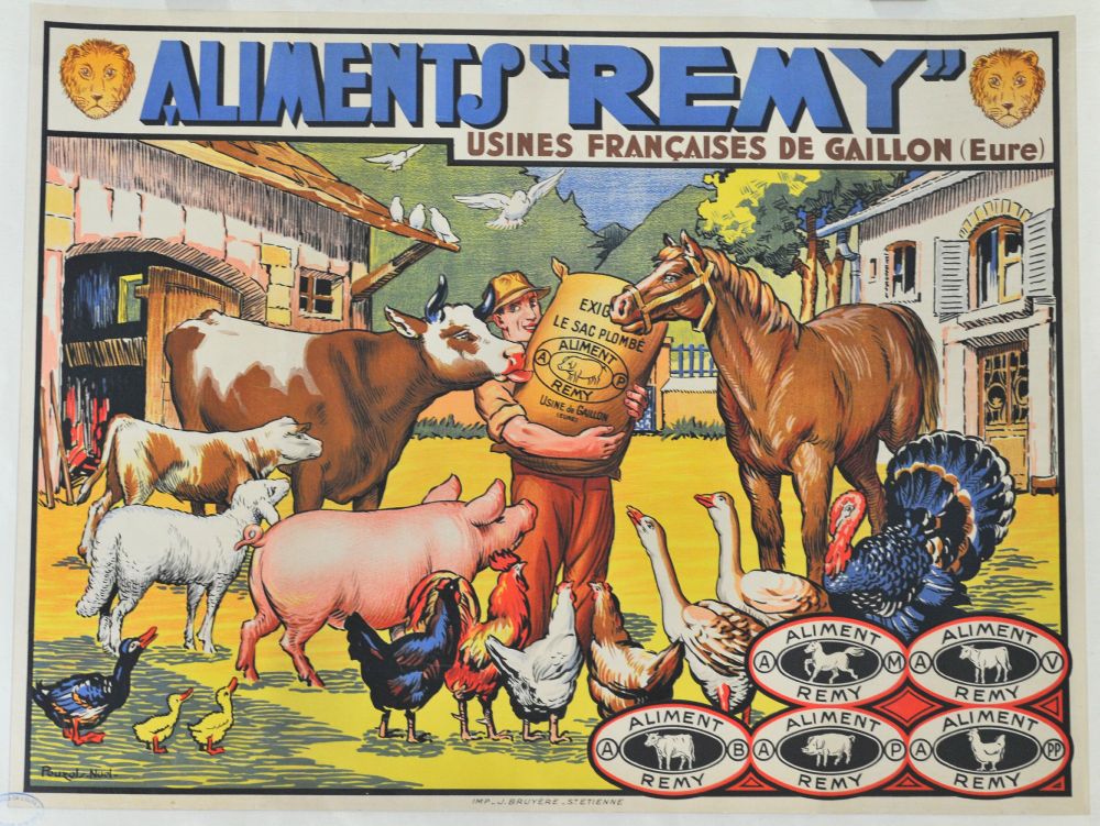 Affiche dessiné en couleurs, format paysage. En haut : on retrouve un autre logo de la marque "Aliments Rémy" puis une illustration détaillé d'un agriculteur portant un sac de nourriture entouré de tous les animaux de la ferme ; un cochon, des oies, un cheval, des vaches, un mouton, des poules, etc.