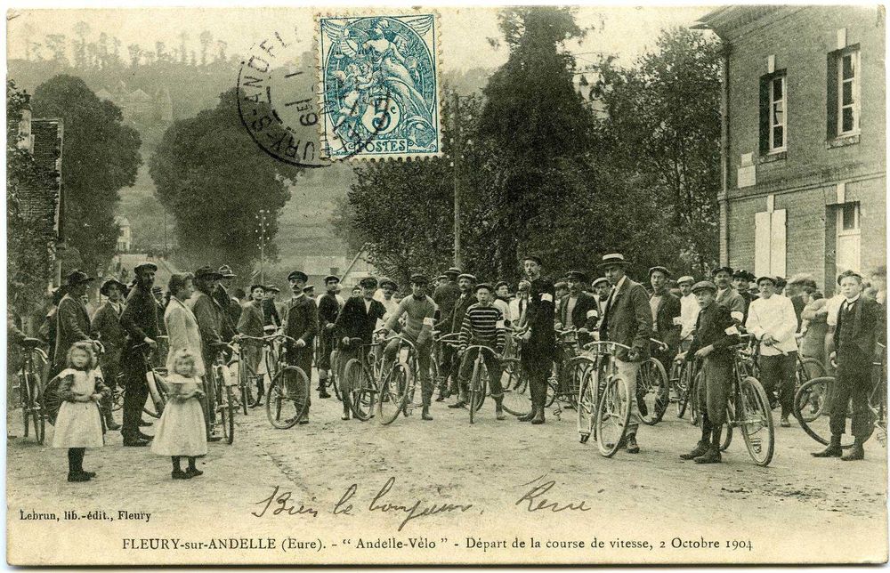 Carte postale de Fleury-sur-Andelle, le timbre de la poste est tamponné. On voit une ligne de départ de jeunes hommes posant à côté de leur vélo. Deux jeunes filles et ne petite foule posent devant. Une mention manuscrite indique que la carte postale a été utilisée sur cette face également, on y lit "Bien le bonjour, René".