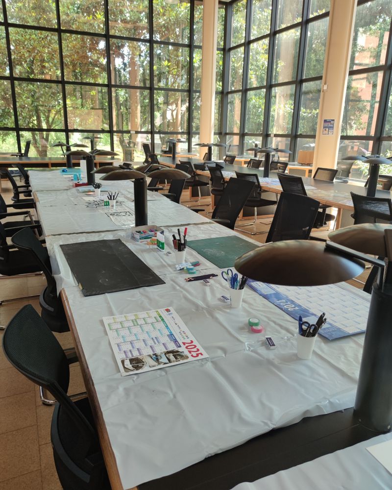 vue de la salle de lecture et des tables occupées par l'atelier découpage de reproductions d'images d'archives
