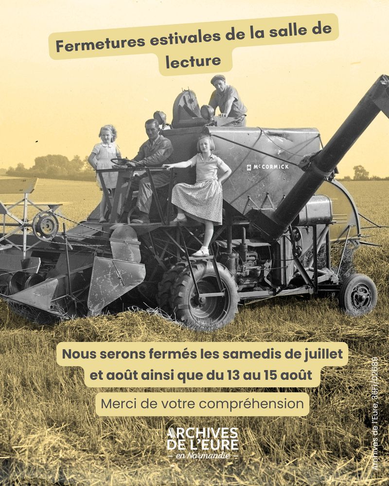 Photographie colorisée en jaune, on aperçoit au milieu une moissonneuse batteuse dans un champ sur lequel se trouve deux hommes et deux jeunes filles qui posent fièrement.