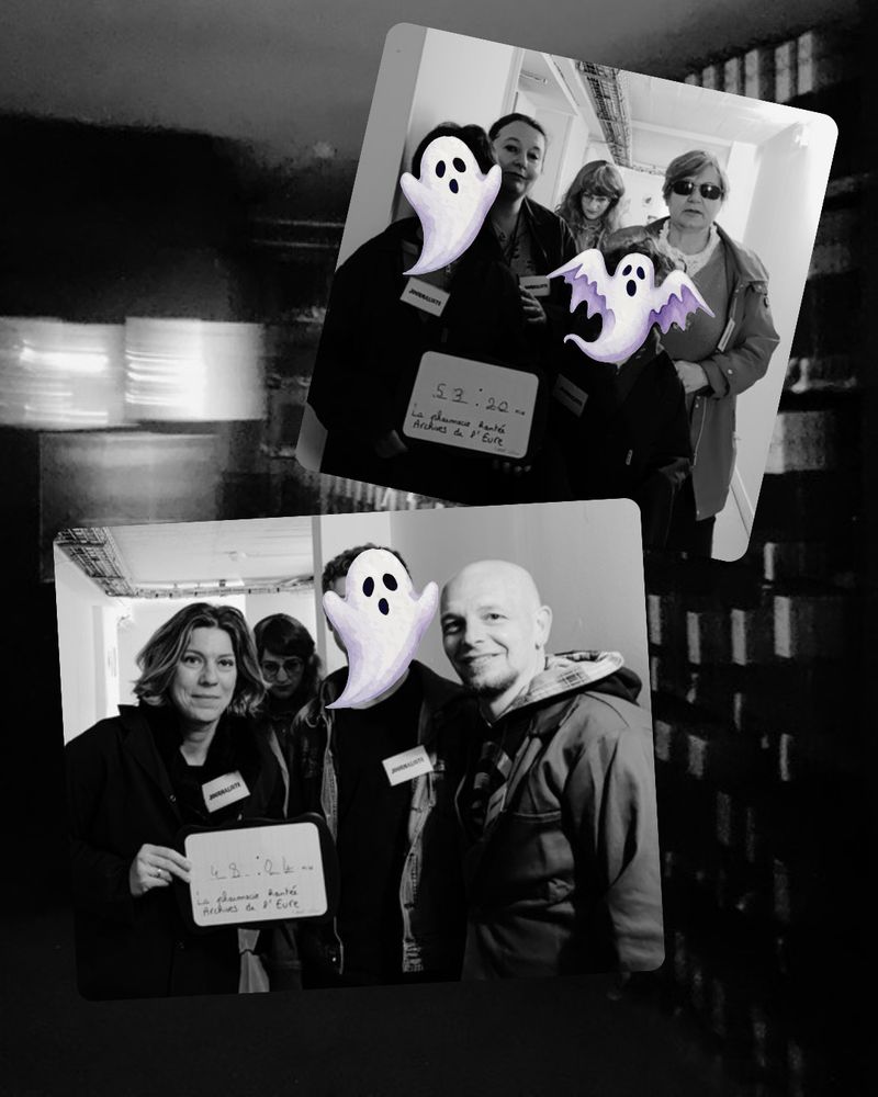 photographie des participants et des participantes. Ils posent debout portant des blouses bleu d'archiviste et une ardoise sur laquelle est indiquée le temps qu'ils ont pris pour réussir l'escape game