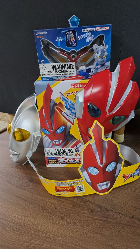 DX Ultra Slugger, Meteo Holder, Ultraman Omega Mask and Headband

DX Ultra Eye Shot

Ultraman Mask